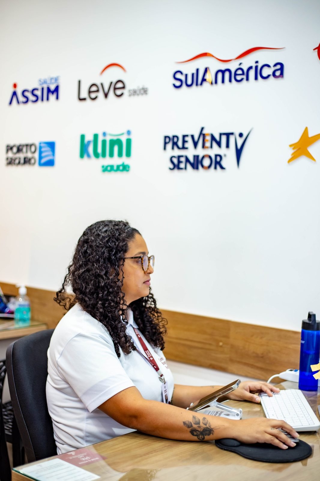 Especialista da Bragança Corretora consultando operadoras parceiras